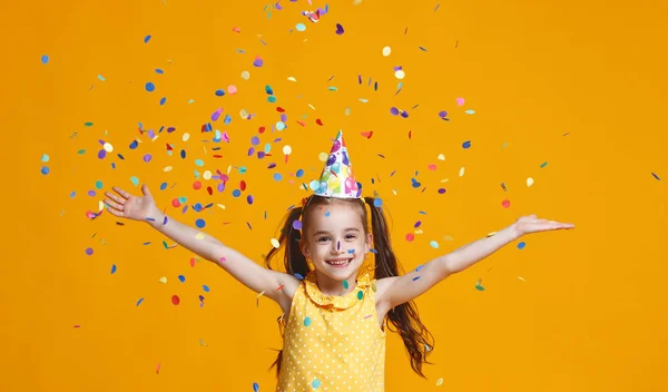 Gelukkige Verjaardag Kind Meisje Met Confetti Gekleurde Gele Pagina — Stockfoto