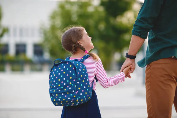 Primer Día Escuela Padre Lleva Una Niña Escuela Primer Grado —  Fotos de Stock