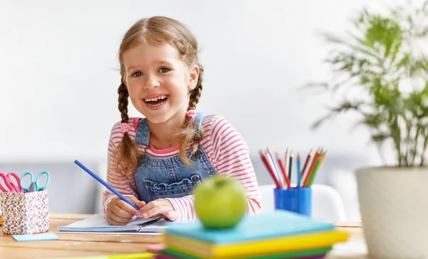 Uma Criança Fazendo Lição Casa Escrevendo Lendo Casa — Fotografia de Stock