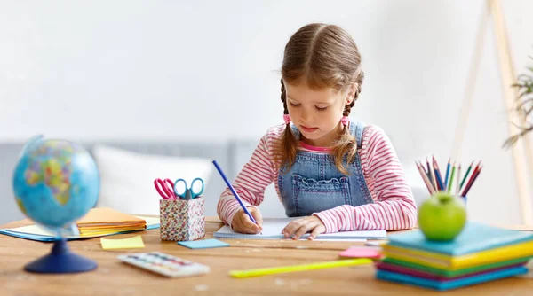 Fetiță Care Își Face Temele Scriind Citind Acasă — Fotografie, imagine de stoc