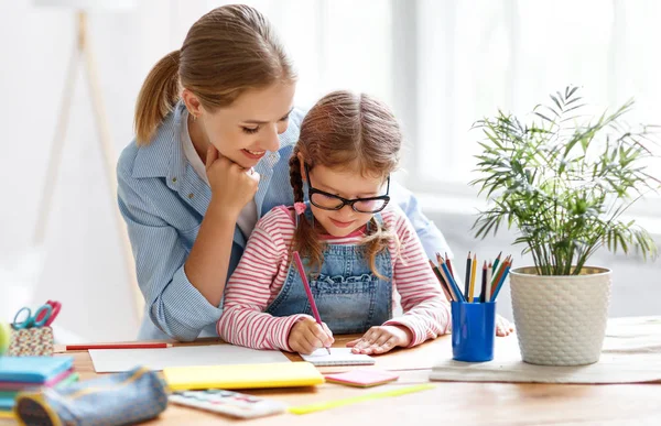 Madre Hija Haciendo Tareas Escritura Lectura Hom — Foto de Stock