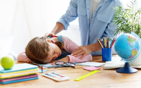 彼女は 彼女の宿題勉強で紅を読み書きしたとき疲れた子供女の子が眠りに落ちた — ストック写真