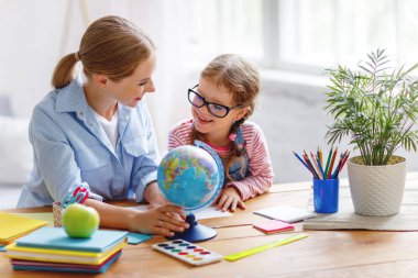 Anne ve çocuk kızı globe hom adlı ile Coğrafya ödev yapıyor
