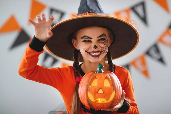 Fröhlich Lachendes Kindermädchen Kürbiskostüm Halloween — Stockfoto