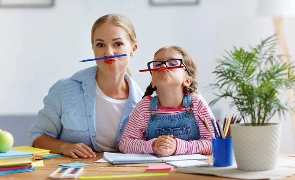 Engraçada Mãe Filha Fazendo Lição Casa Escrevendo Lendo Casa — Fotografia de Stock