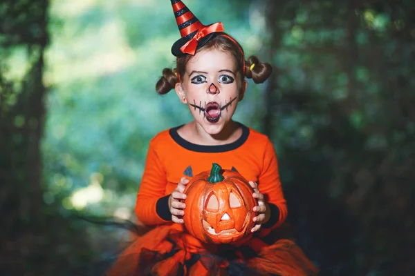 Frohes Halloween Gruseliges Kindermädchen Kürbiskostüm Wald — Stockfoto