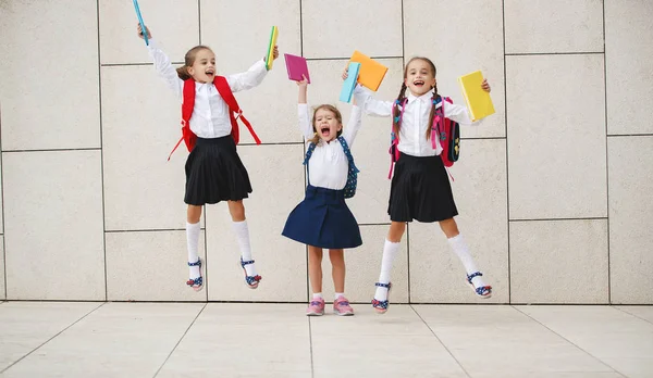 快乐的孩子女孩女朋友女学生小学学校 — 图库照片