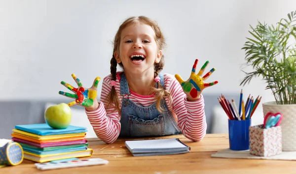 Feliz Engraçado Criança Menina Desenha Rindo Mostra Mãos Sujas Com — Fotografia de Stock