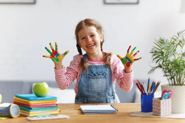 Feliz Engraçado Criança Menina Desenha Rindo Mostra Mãos Sujas Com — Fotografia de Stock