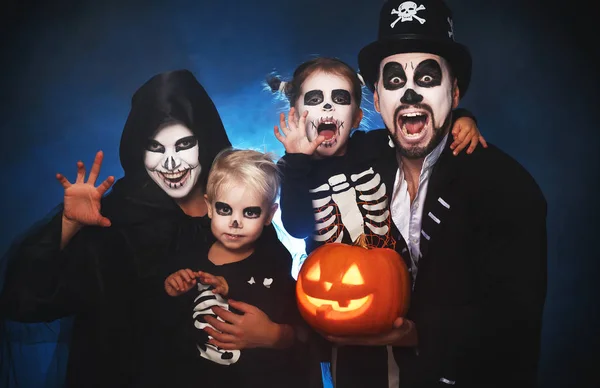 Šťastná Rodina Matka Otce Děti Kostýmech Make Oslavu Halloween — Stock fotografie