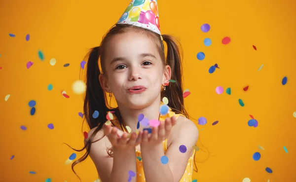Grattis Födelsedagen Barn Flicka Med Konfetti Färgade Gula Bak — Stockfoto