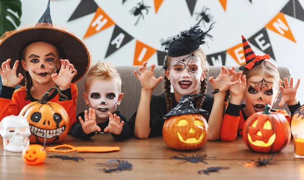 楽しいハロウィンをお過ごし下さい 子供スーツと Hom でカボチャのグループ — ストック写真