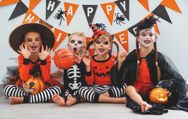 Joyeux Halloween Groupe Enfants Costumes Avec Des Citrouilles Dans Hom — Photo