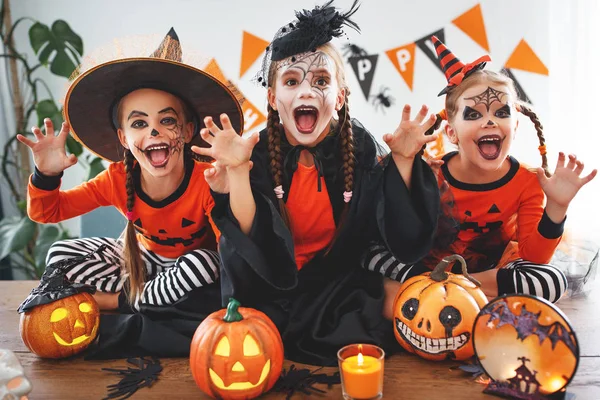 Veselý Halloween Skupina Dětí Oblecích Dýní Hom — Stock fotografie