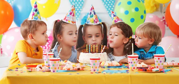 Cumpleaños Los Niños Niños Felices Con Pastel Balón —  Fotos de Stock