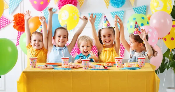 子供の誕生日 ケーキやバルーンと幸せな子供たち — ストック写真