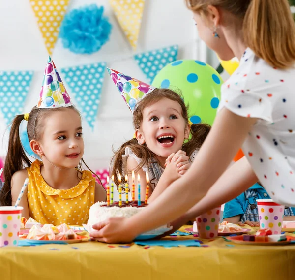 Aniversário Crianças Crianças Felizes Com Bolo Balão — Fotografia de Stock