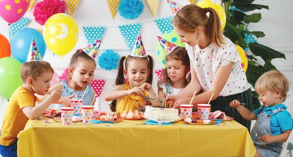 Aniversário Crianças Crianças Felizes Com Bolo Balão — Fotografia de Stock