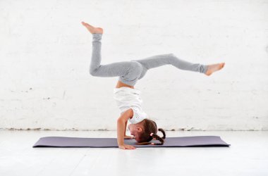 Yoga ve jimnastik salonunda işi kız çocuk