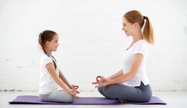 pratik yoga bir lotus poz çocuk ile anne 