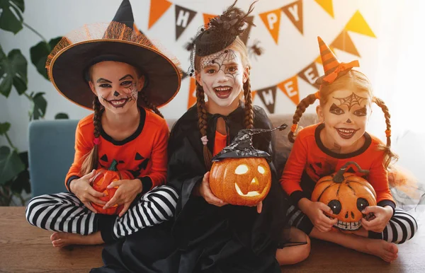 Feliz Halloween Grupo Crianças Ternos Com Abóboras Casa — Fotografia de Stock