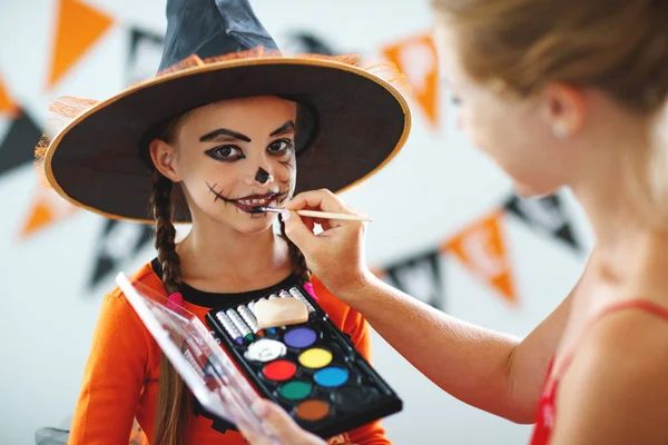 Mutlu Aile Anne Kızı Cadılar Bayramı Için Hazırlanıyor Makyaj Yapmak — Stok fotoğraf
