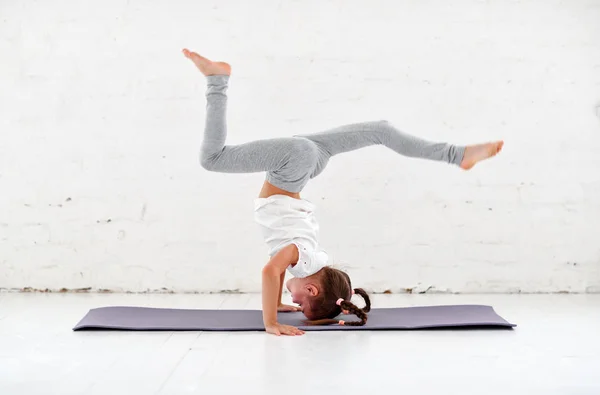 Kind Meisje Doen Yoga Turnen Sportschool — Stockfoto