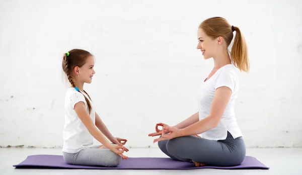 Mère Avec Enfant Pratiquant Yoga Dans Une Pose Lotus — Photo