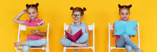 Grappige Kinderen Meisjes Lezen Boeken Een Gekleurde Gele Pagina — Stockfoto