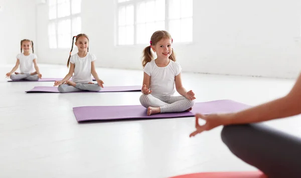 Kinderen Oefenen Zijn Betrokken Bij Turnen Yoga Met Teache — Stockfoto