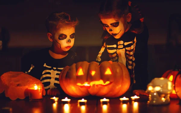 Feliz Halloween Crianças Traje Esqueletos Com Abóboras Velas Dar — Fotografia de Stock