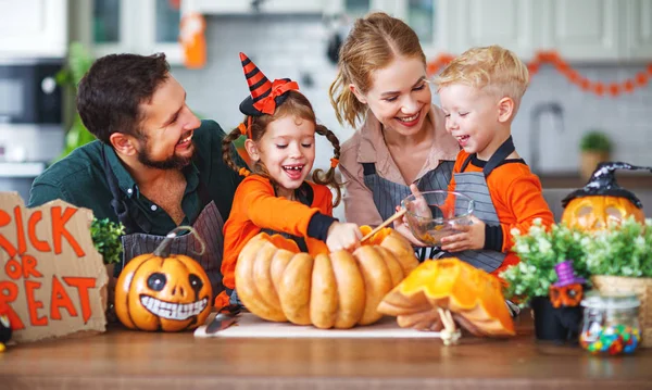 Feliz Halloween Familia Madre Padre Hijos Cortar Una Calabaza Para — Foto de Stock