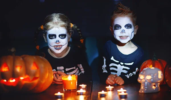 Glad Halloween Barn Kostym Skelett Med Pumpor Och Ljus Dar — Stockfoto