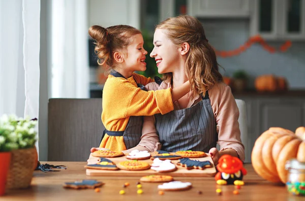 Feliz Halloween Familia Madre Hija Preparándose Para Las Vacaciones Galleta — Foto de Stock