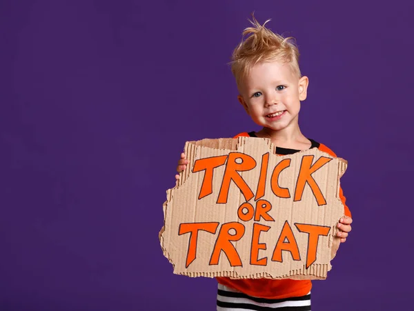 Frohes Halloween Fröhlicher Junge Kostüm Mit Kürbissen Auf Violett Violettem — Stockfoto