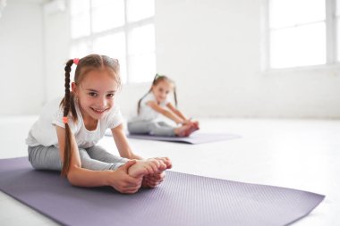 Yoga ve gy jimnastik yapıyor çocuk kız
