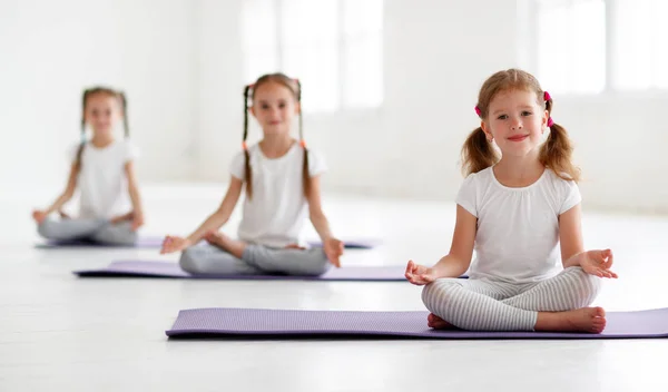 Bambini Ragazze Che Fanno Yoga Ginnastica — Foto Stock