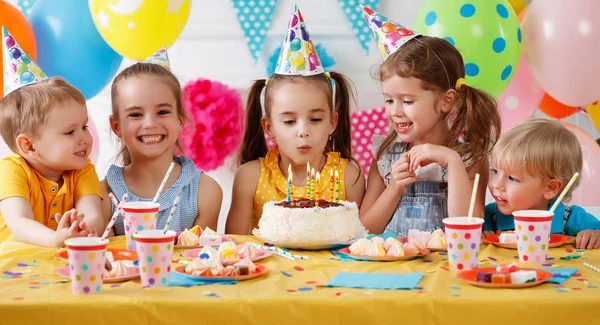 Cumpleaños Los Niños Niños Felices Con Pastel Balón —  Fotos de Stock