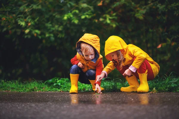 Crianças Felizes Menino Menina Outono Wal — Fotografia de Stock