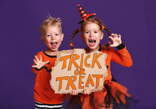 Feliz Halloween Niños Alegres Disfrazados Con Calabazas Sobre Fondo Violeta — Foto de Stock