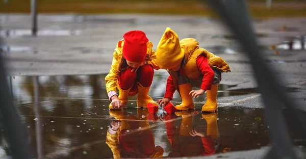 Glückliche Kinder Mädchen Und Junge Mit Papierboot Einer Pfütze Herbst — Stockfoto