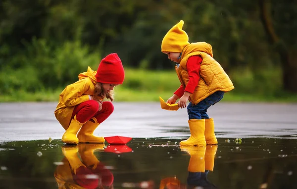 Счастливые Дети Девочка Мальчик Бумажной Лодкой Луже Осенью Природе — стоковое фото