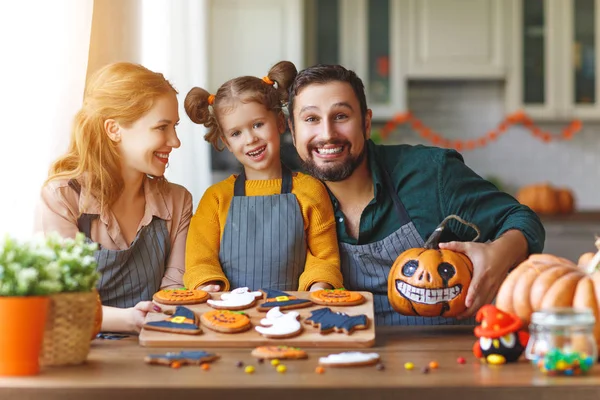 Cadılar Bayramınız Kutlu Olsun Aile Anne Baba Kızı Tatil Pişirme — Stok fotoğraf