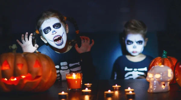 Glad Halloween Barn Kostym Skelett Med Pumpor Och Ljus Dar — Stockfoto