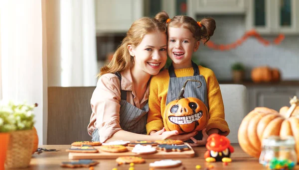 Cadılar Bayramınız Kutlu Olsun Aile Anne Kızı Tatil Pişirme Çalışabilmeleri — Stok fotoğraf