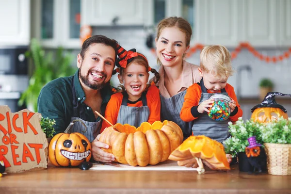 Wesołego Halloween Ojciec Rodziny Matki Dzieci Wyciąć Dyni Domek Letniskowy — Zdjęcie stockowe