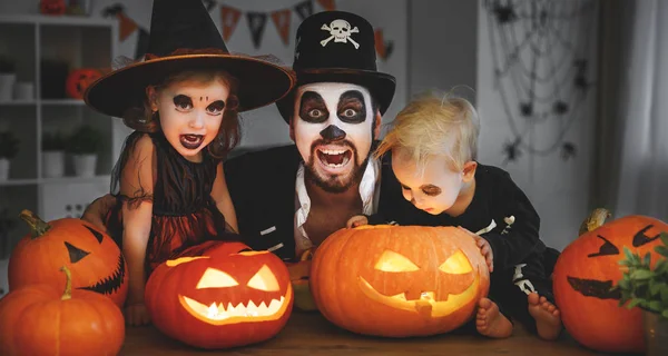Familia Padre Hijos Trajes Maquillaje Halloween Con Calabaza Oscuridad Hom — Foto de Stock