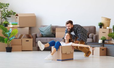 mutlu genç bir çift yeni apartmen gider evli
