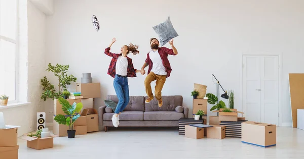 Una Feliz Pareja Jóvenes Casados Muda Nuevo Apartamento Riendo Saltar — Foto de Stock