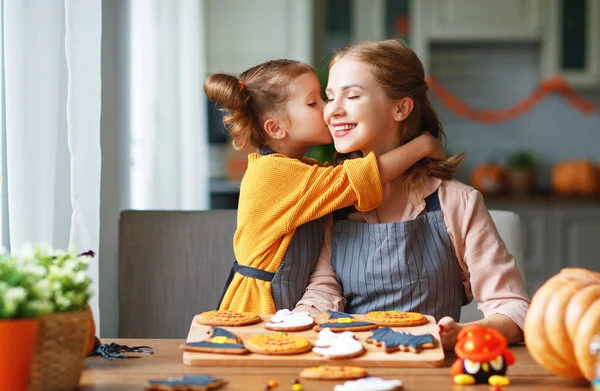 Feliz Halloween Familia Madre Hija Preparándose Para Las Vacaciones Galleta — Foto de Stock